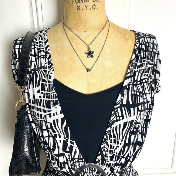 J.T.B Black & White Retro Tank with Silver Circle Clasp in Front size M - Picture 4 of 8